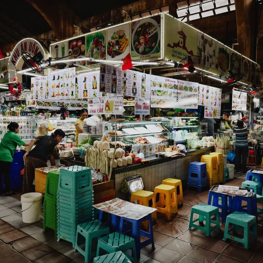 Ly trà trái cây trên bàn gỗ